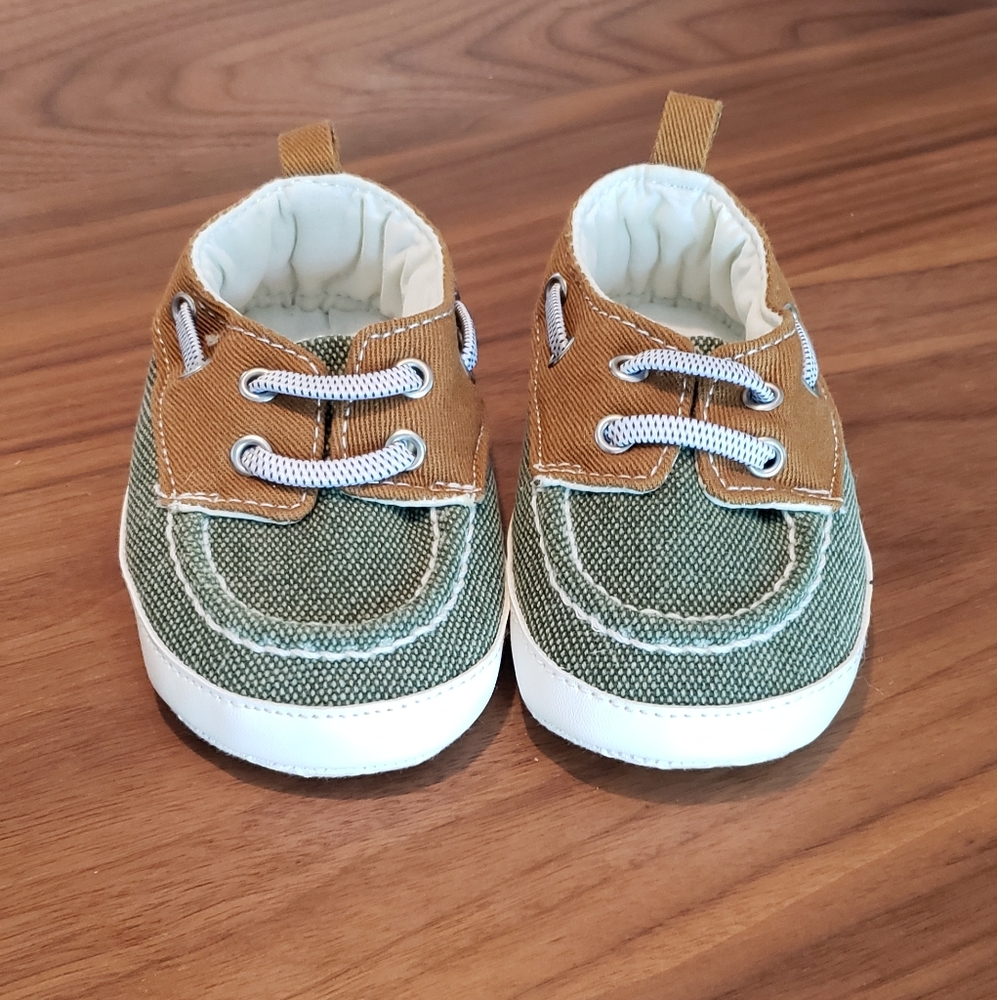 NWOT Super cute  green and brown baby boat shoes by Carter's. Size 6-9 months.